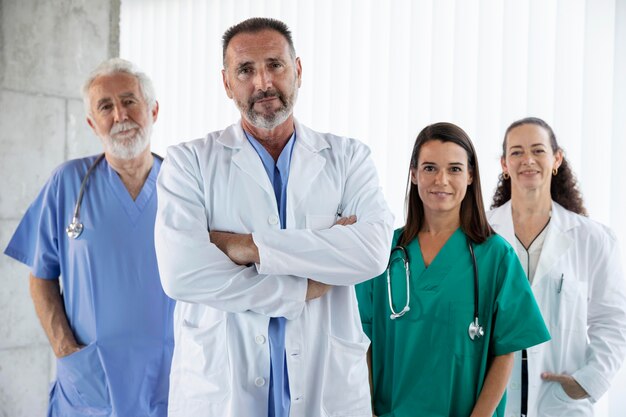 Close na equipe médica pronta para o trabalho