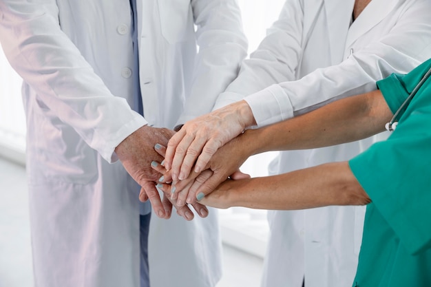 Foto grátis close na equipe médica pronta para o trabalho