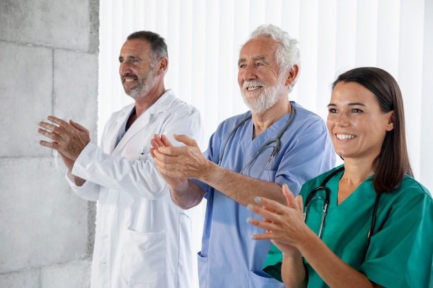 Close na equipe médica pronta para o trabalho