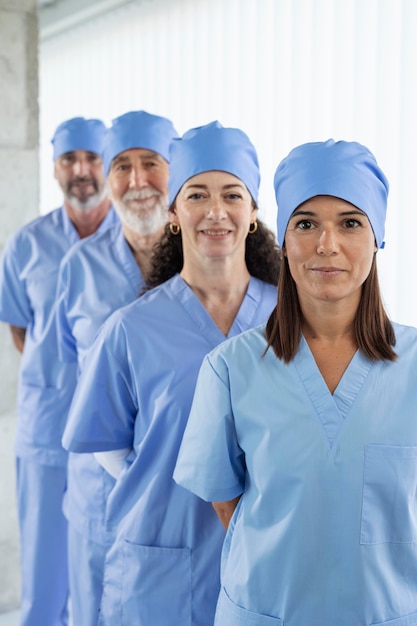 Close na equipe médica pronta para o trabalho