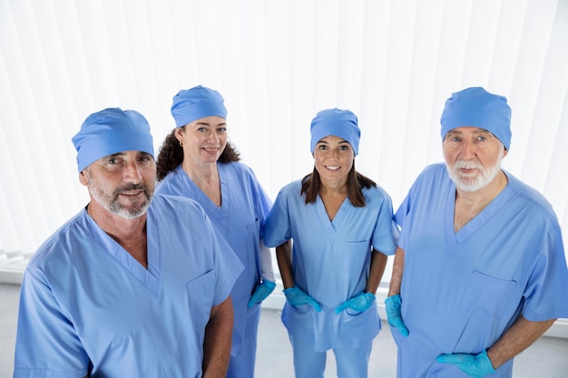 Close na equipe médica pronta para o trabalho