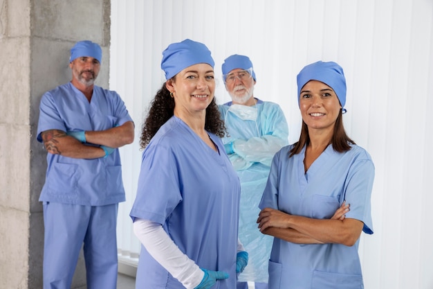 Close na equipe médica pronta para o trabalho