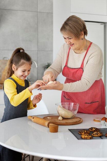 Close na garota cozinhando com a avó