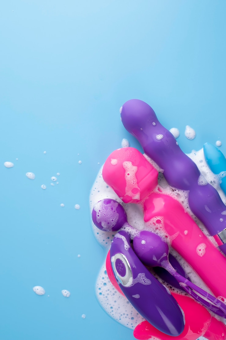 Foto grátis close na limpeza de brinquedos sexuais