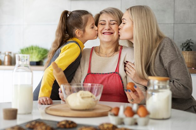 Close na menina cozinhando com a mãe e a avó