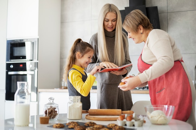 Close na menina cozinhando com a mãe e a avó