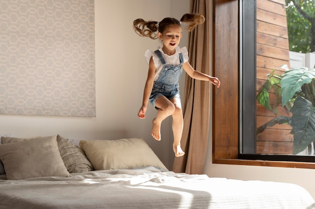 Foto grátis close na menina se divertindo em casa