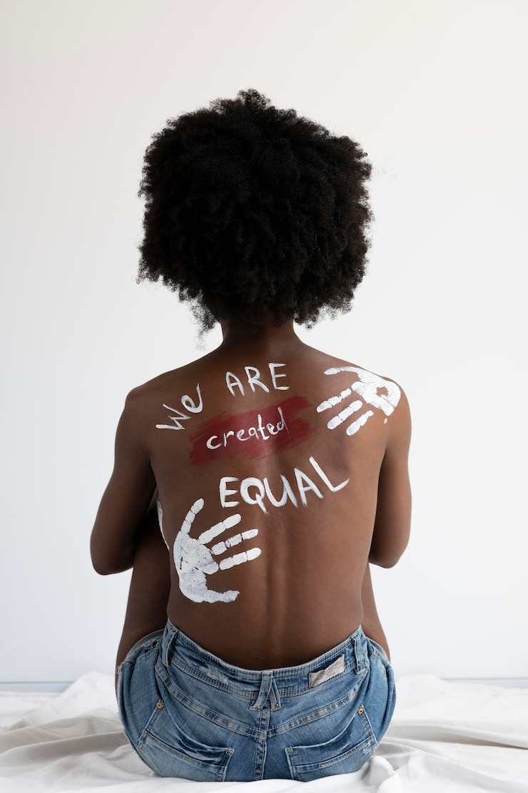Foto grátis close na mulher expressando a mensagem da revolução