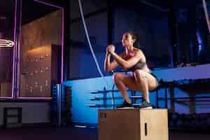 Foto grátis close na mulher fazendo treino crossfit