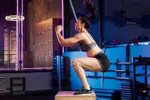 Foto grátis close na mulher fazendo treino crossfit