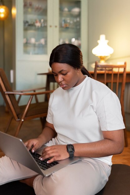 Close na mulher se exercitando após o instrutor online