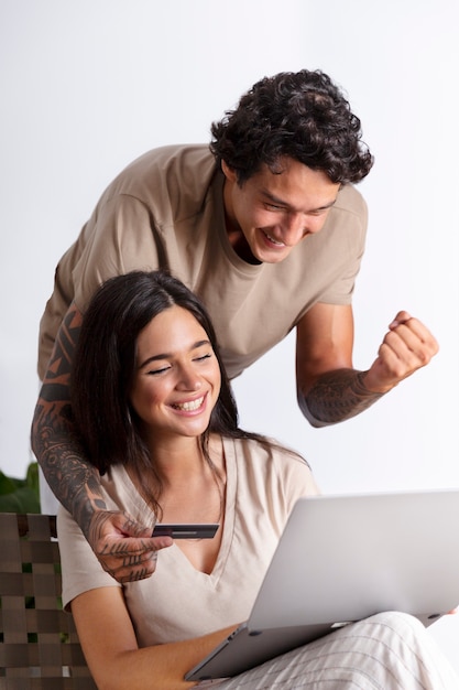 Foto grátis close na pessoa fazendo compras online