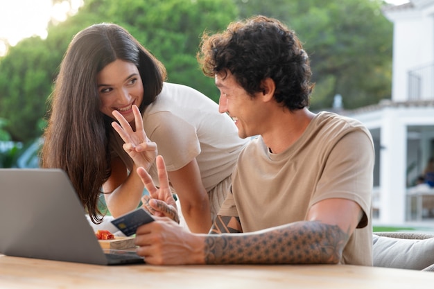 Foto grátis close na pessoa fazendo compras online