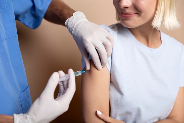 Close na pessoa ficando vacinada