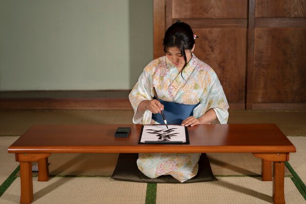 Close na professora fazendo caligrafia japonesa, chamada shodo