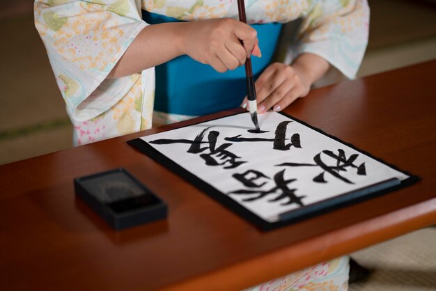 Close na professora fazendo caligrafia japonesa, chamada shodo