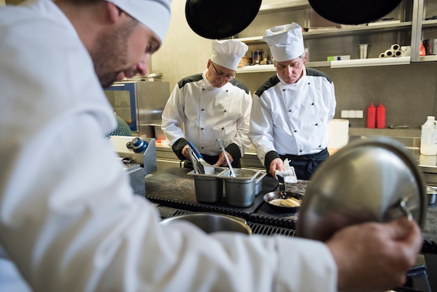 Close no chef cozinhando na cozinha do restaurante