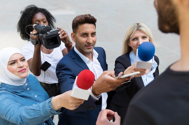 Close no entrevistado com microfone fazendo declarações