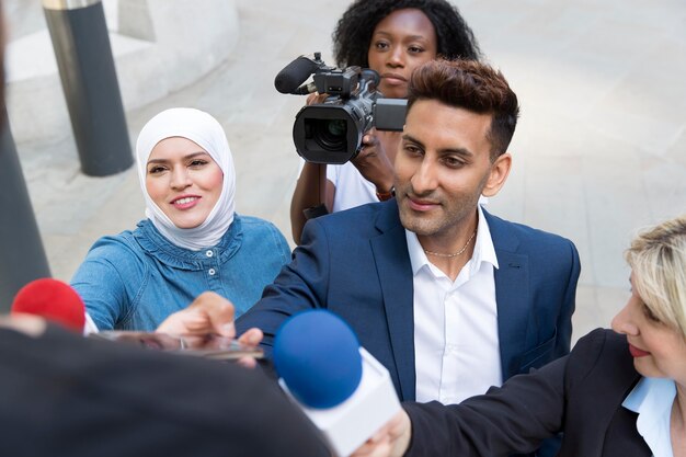 Close no entrevistado com microfone fazendo declarações