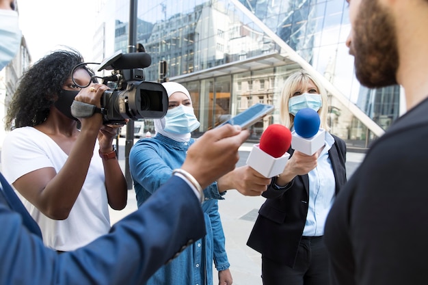 Foto grátis close no entrevistado com microfone fazendo declarações