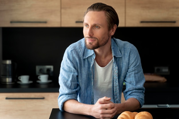 Foto grátis close no homem em sua cozinha