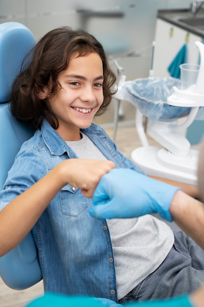 Close no menino no dentista