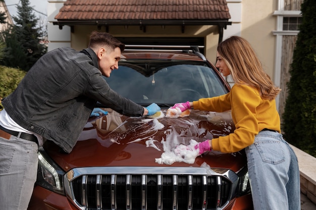 Close no processo de cuidado do carro