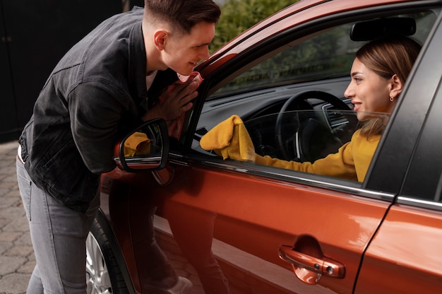 Close no processo de cuidado do carro