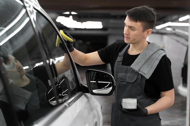 Close no processo de cuidado do carro