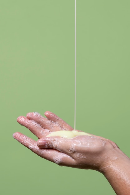 Foto grátis close pessoa lavando as mãos