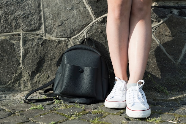 Foto grátis close-up adolescente com mochila no chão