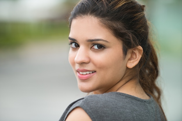 Close-up, alegre, jovem, mulher, olhar, câmera