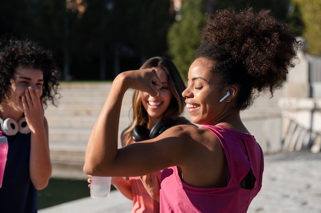 Foto grátis close-up apto para mulheres ao ar livre