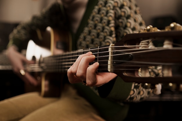 Close-up artista tocando violão