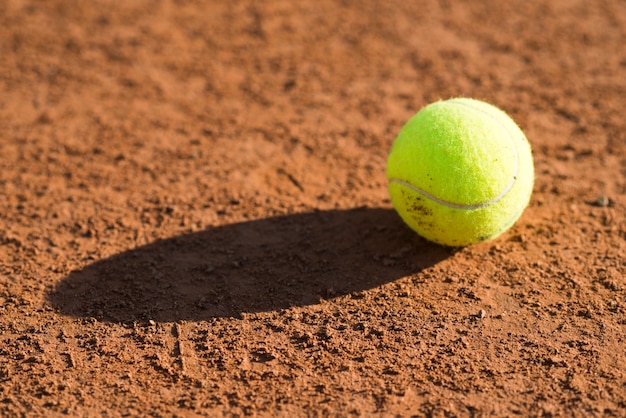 Close-up, bola tênis, ligado, a, chão
