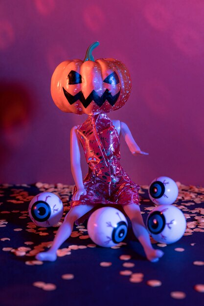 Close-up brinquedos assustadores de halloween com abóbora