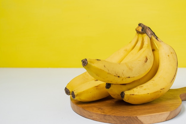Close-up cacho de bananas frescas isolado no fundo branco Foto Premium