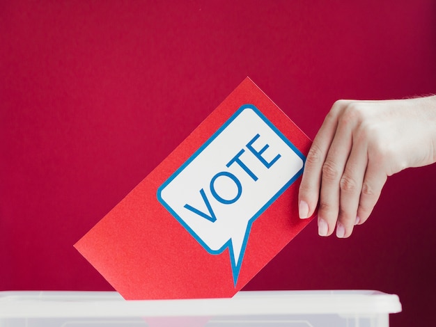 Foto grátis close-up cartão vermelho com bolha do discurso de votação