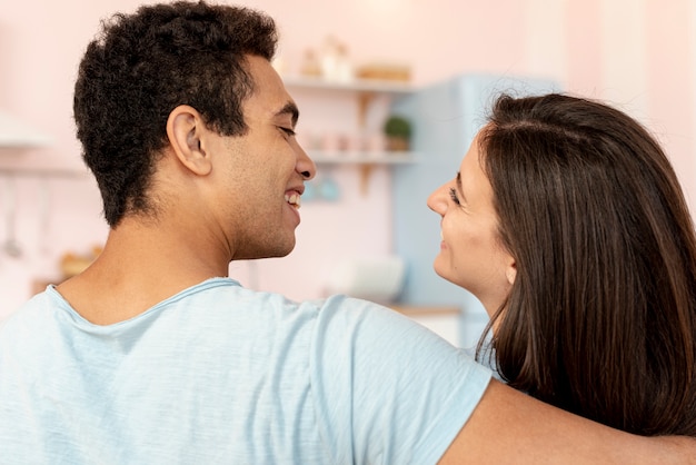 Foto grátis close-up casal feliz olhando um ao outro