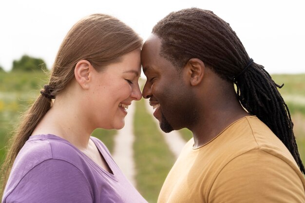 Close-up casal feliz posando