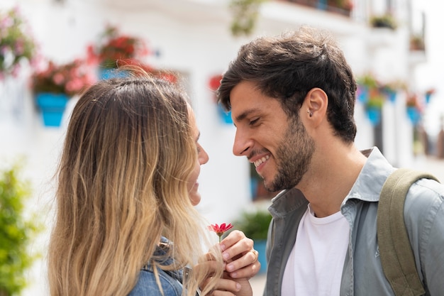 Foto grátis close-up casal fofo com flor