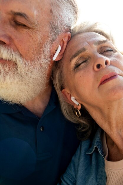 Close-up casal sênior com fones de ouvido