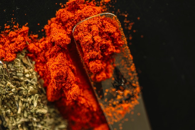 Close-up colheres com aneto e paprika