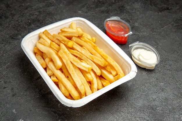 Close-up com deliciosas batatas fritas francesas