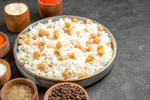 Foto grátis close-up com farinha de arroz cozido no vapor no prato