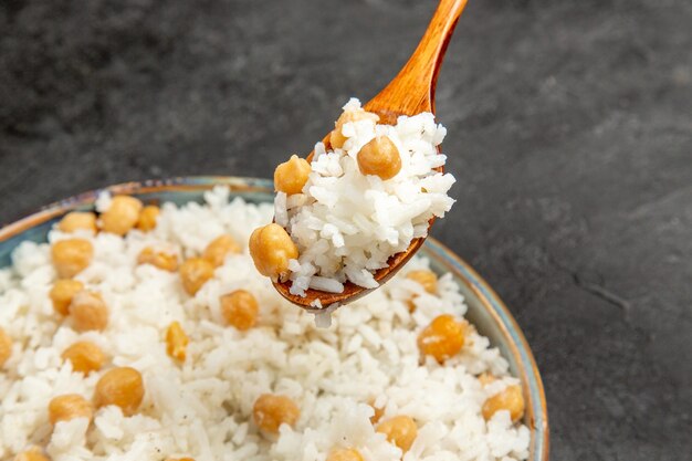 Foto grátis close-up com farinha de arroz cozido no vapor no prato