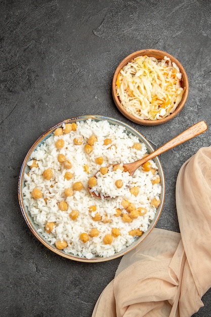 Foto grátis close-up com farinha de arroz cozido no vapor no prato