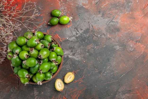 Close-up com pequena bomba de vitaminas frutas feijoas frescas