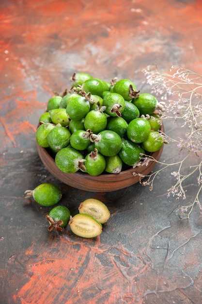 Foto grátis close-up com pequena bomba de vitaminas frutas feijoas frescas