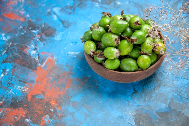 Foto grátis close-up com pequena bomba de vitaminas frutas feijoas frescas